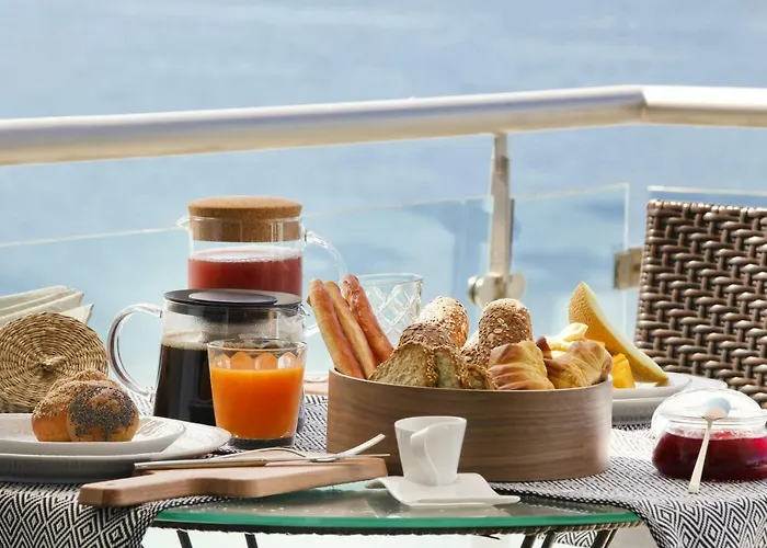 Cali Deluxe Holidays, Alojamento de Acomodação e Pequeno-almoço